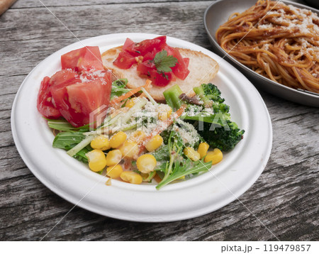 山やキャンプで食べるアウトドアごはん・山ごはん【カップサラダ】 119479857