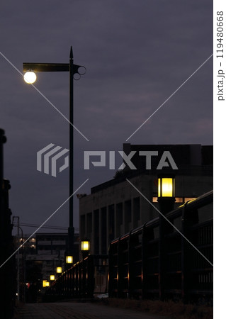 夕暮れと街灯のある風景 夕暮れと街灯のある風景 119480668