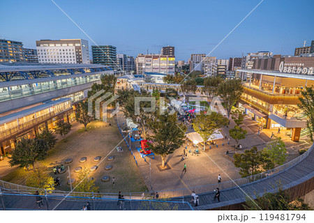 週末のイベントで賑わいを見せる流山おおたかの森駅駅前広場 119481794