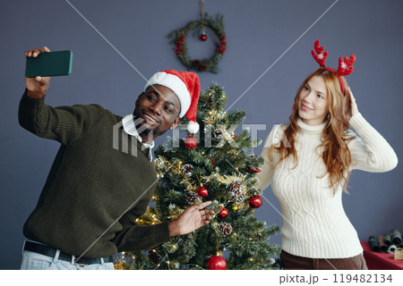 Celebrating Holiday Season with Friends and Festive Spirit 119482134