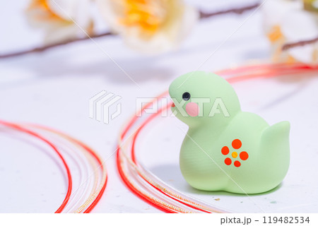 新年を祝う、かわいい蛇と正月飾り 新年を祝う、かわいい蛇と正月飾り 119482534