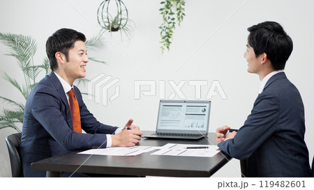 ミーティングをするビジネスマン 119482601
