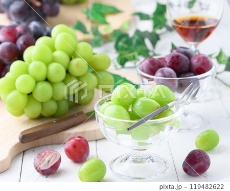 秋の味覚 シャインマスカットとピオーネ 秋の味覚 シャインマスカットとピオーネ 119482622
