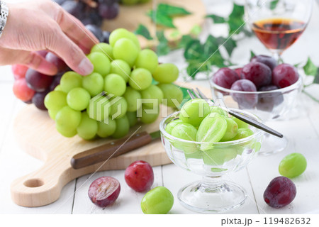 秋の味覚 シャインマスカットとピオーネ 119482632