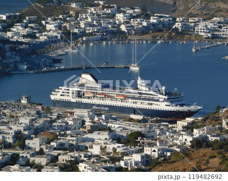 豪華客船が停泊する港 119482692