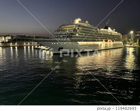 夜の大さん橋に停泊するクルーズ船 夜の大さん橋に停泊するクルーズ船 119482693