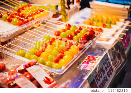 ソウル　明洞の屋台スイーツ　タンフル（フルーツ飴） 119482816