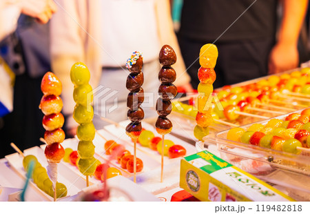 ソウル 明洞の屋台スイーツ タンフル(フルーツ飴) ソウル 明洞の屋台スイーツ タンフル(フルーツ飴) 119482818