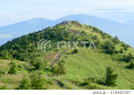 湯ノ丸山から望む湯ノ丸山北峰と根子岳、四阿山 119483397