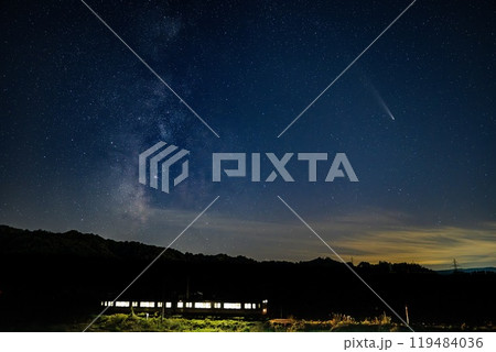 アトラス彗星と天の川 119484036