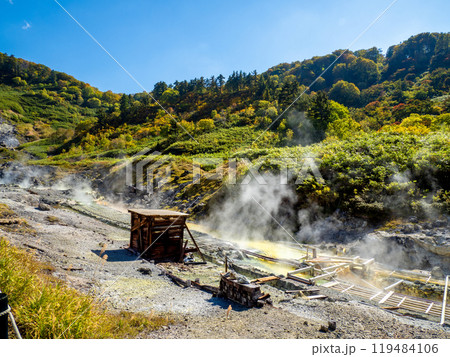 秋の玉川温泉の湯樋（秋田県仙北市） 119484106
