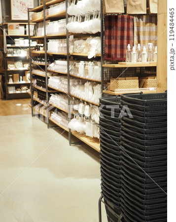 ショッピングモールの雑貨屋 119484465