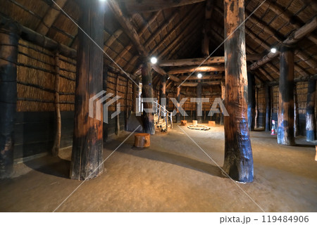 三内丸山遺跡　復元された大型竪穴建物の内部　 119484906