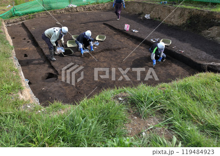 三内丸山遺跡 発掘調査の作業風景 三内丸山遺跡 発掘調査の作業風景 119484923