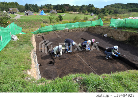 三内丸山遺跡　発掘調査の作業風景 119484925