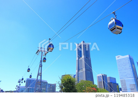 神奈川県横浜市、横浜ランドマークタワーとYOKOHAMA AIR CABINの風景 119485318