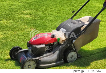 芝刈り機で公園の芝生を綺麗に Clean the lawn at the park 芝刈り機で公園の芝生を綺麗に Clean the lawn at the park 119485628