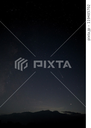 山並みと彗星 紫金山・アトラス彗星 山並みと彗星 紫金山・アトラス彗星 119485702