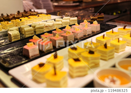 大量のケーキ 大量のケーキ 119486325