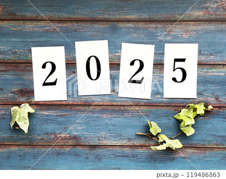 縦向きに並べて置いた4枚の白いカード_2025文字入り 縦向きに並べて置いた4枚の白いカード_2025文字入り 119486863