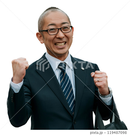ガッツポーズをするサラリーマン 119487098