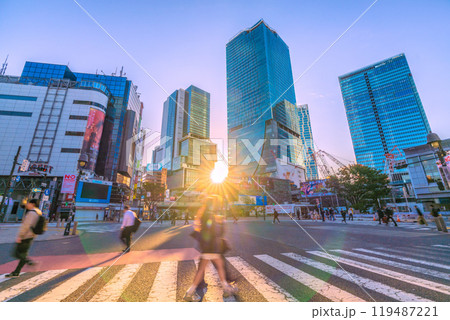 日本の東京都市景観 早朝の渋谷駅前。垂れ幕には「渋谷に、路上でお酒を飲む文化はありません。…」 日本の東京都市景観 早朝の渋谷駅前。垂れ幕には「渋谷に、路上でお酒を飲む文化はありません。…」 119487221