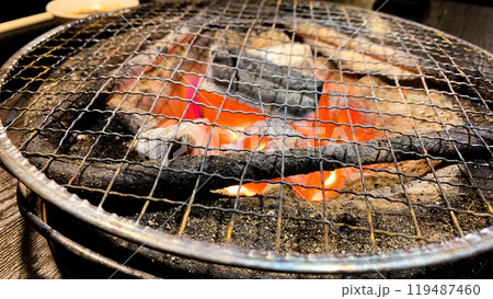 焼肉屋の炭火七輪の炎 119487460