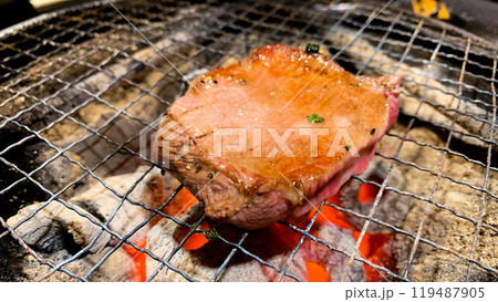 ジューシーな炭火焼き牛フィレ肉 ジューシーな炭火焼き牛フィレ肉 119487905