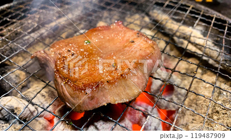ジューシーな炭火焼き牛フィレ肉 119487909