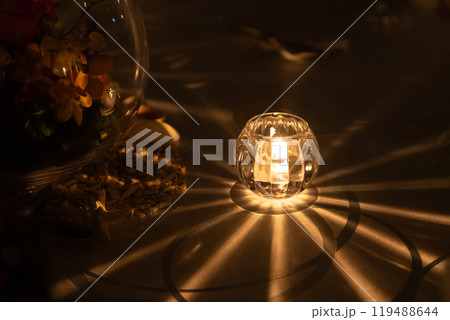 キャンドルで飾られたテーブル 119488644