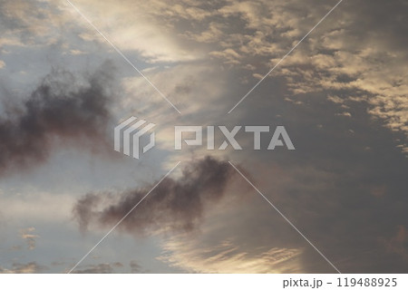 夕日に照らされる雲 119488925