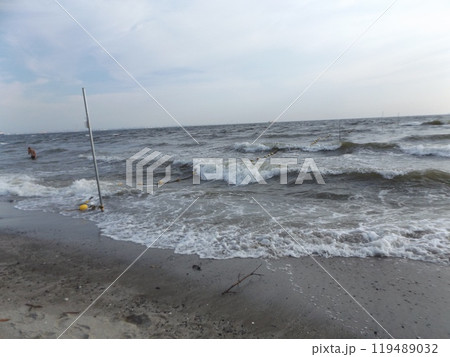 黄色い海水浴場表示ブイ 119489032