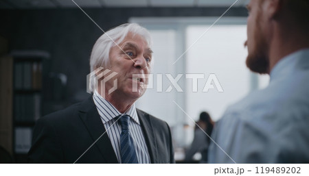 Aggressive boss loses temper, shouts at male company employee 119489202