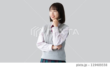 受験生・制服姿の女子高校生 受験生・制服姿の女子高校生 119489338
