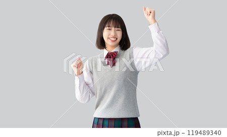 ガッツポーズをする受験生・制服姿の女子高校生 119489340