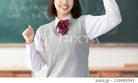ガッツポーズをする受験生・制服姿の女子高校生 ガッツポーズをする受験生・制服姿の女子高校生 119489341