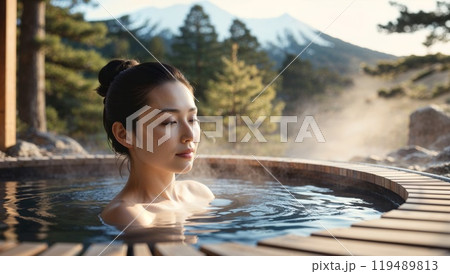 露天風呂に入浴する女性 119489813