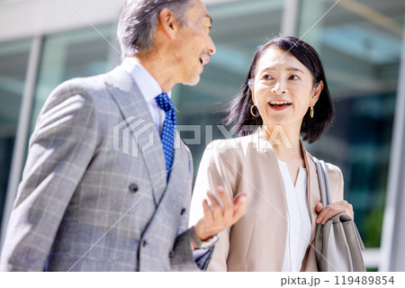 オフィス街を歩くシニアビジネスマン　男女 119489854