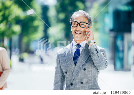 街角　スマホ　シニア男性 119489860