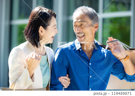 ショッピングを楽しむシニア夫婦 ショッピングを楽しむシニア夫婦 119489871
