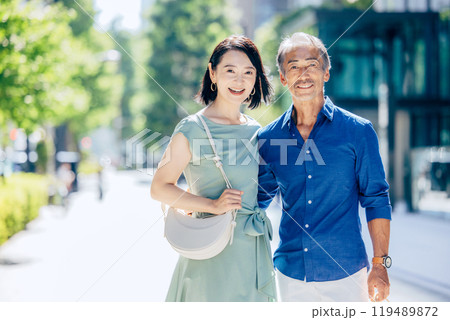 ショッピングを楽しむシニア夫婦 ショッピングを楽しむシニア夫婦 119489872