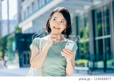 スマホを操作する女性 屋外 スマホを操作する女性 屋外 119489877