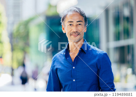 街を歩くシニア男性 119489881