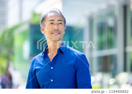 街を歩くシニア男性 119489882