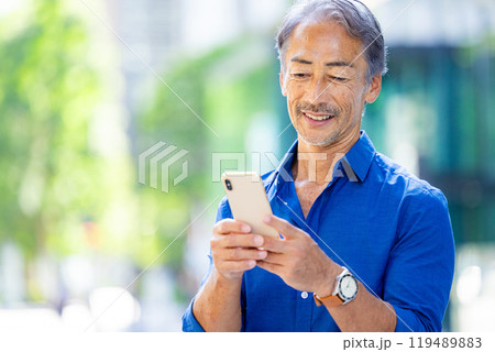 スマートフォンを持ったシニア男性 スマートフォンを持ったシニア男性 119489883