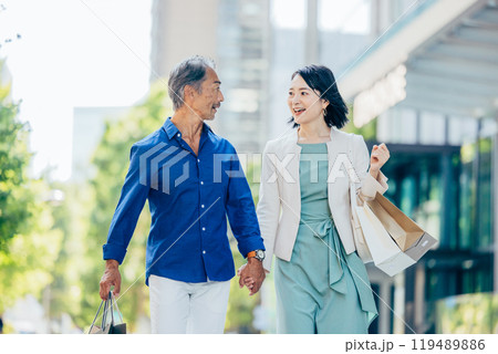 笑顔で寄り添うシニア夫婦 笑顔で寄り添うシニア夫婦 119489886