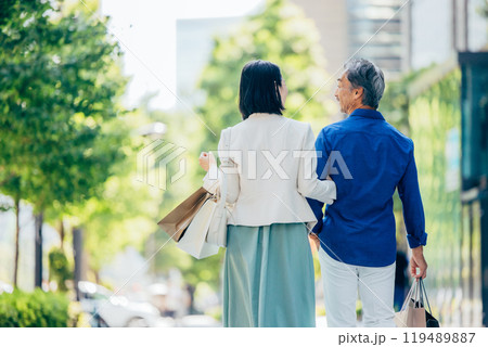 笑顔で寄り添うシニア夫婦 笑顔で寄り添うシニア夫婦 119489887