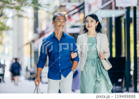 笑顔で寄り添うシニア夫婦 笑顔で寄り添うシニア夫婦 119489888
