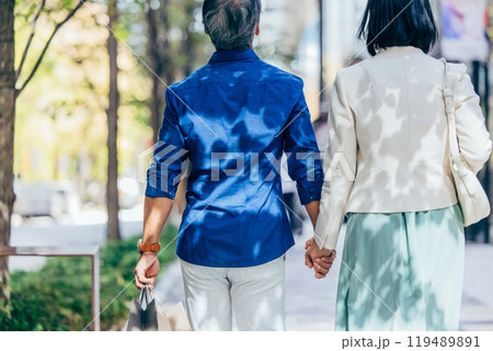 笑顔で寄り添うシニア夫婦 笑顔で寄り添うシニア夫婦 119489891