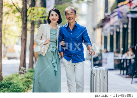 旅行するシニア夫婦 旅行するシニア夫婦 119489895
